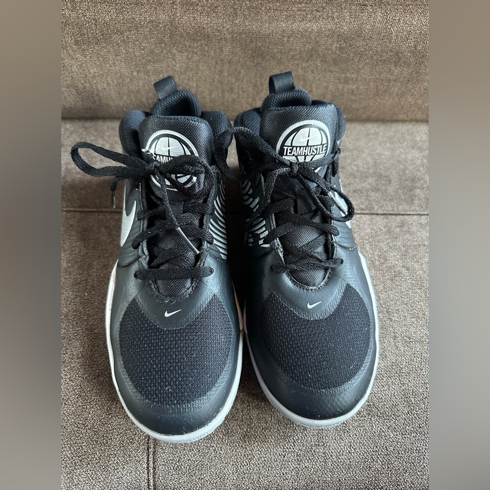 Nike Team Hustle Black & White Basketball Sneakers Size 3.5Y